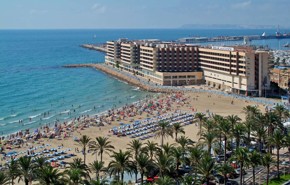 Melia AlicanteErinomainen sijainti uimarannan vieressä. Huvivenesatama ja kaupungin keskusta kadun toisella puolella. Yksi Alicanten suosituimmista hotelleista. 