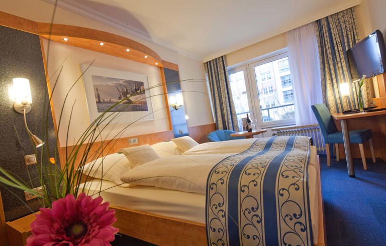 Apartment-Hotel Hamburg MitteHotellet har egen nyrenoveret bar og bistro, som serverer enkle retter. Du bor i rummelige etværelses lejligheder med altan. Alle har en lille køkkenniche med porcelæn, bestik, mikrobølgeovn, køleskab og vandkoger. 