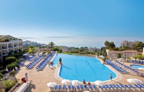Pierre & Vacances Villa Francia Villa Francia ligger smukt på højene oven for Cannes i bydelen Croix des Gardes. Herfra har du en fantastisk udsigt over havet og Lérins-øerne. Du bor i et af de mange huse på 1 - 2 etager, der ligger i den grønne park.