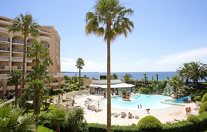 Pierre & Vacances Cannes VerrerieRenoveret lejlighedshotel med stort poolområde og perfekt beliggenhed ved stranden i Cannes-la-Bocca. Bygningen er konstrueret i en halvcirkel, så alle lejlighederne vender mod havet. I den palmerige have finder du to fine poolområder og solterrasse.
