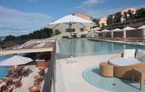 Novi Spa Hotels & ResortEt af vores i særklasse bedste bolig i Kroatien med højeste komfort og serviceniveau. I denne ferieby har du flere restauranter, pools, en af Europas største Spa-anlæg samt en god km med rullestensstrand. 