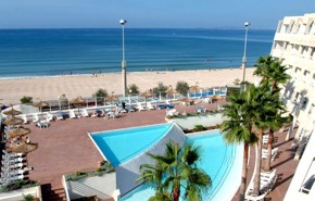 Fontanellas PlayaMukava hotelli rannan kävelykadun varrella Can Pastillan ja Playa de Palman välissä.