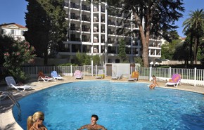 Resideal Premium CannesModerne lejlighedshotel med bedste beliggenhed i det centrale Cannes. Du bor kun en gade fra den kendte strandpromenade La Croisette og det lige så berømte Hotel Carlton. Trods den centrale beliggenhed er her relativt roligt. Hotellet har en smuk skyggerig have med en dejlig pool og solterrasse. 