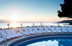 Adriatiq Resort FontanaLejligheder af høj standard i feriebyen Fontana smukt beliggende ved havet og i gåafstand til byen. Her bor du særdeles godt i skønne lejligheder blandt pinjetræer, nerier og cypresser. Ved aftenstid, når du sidder på din balkon, kan du høre cikaderne spille deres favoritter.