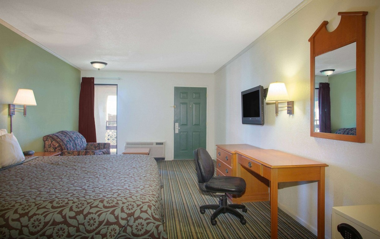 Hotell Days Inn by Wyndham Wichita West Near Airport ...