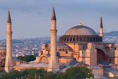 IstanbulIstanbul on eksoottinen ja mielenkiintoinen suurkaupunki Euroopan ja Aasian rajalla. Sykkivässä metopolissa asuu 12 miljoonaa asukasta ja nähtävää ja koettavaa riittää loman jokaiselle päivälle! 