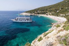KvarnerKvarner heter regionen som ligger inklämd mellan Istrien och Dalmatien. Hit hör några mycket fina öar.Till ön kommer man via en avgiftsbelagd bro och vidare på krokiga vägar. Byarna på ön varierar i storlek men störst är Krk. Här finns delar av en stadsmur kvar, riktigt trånga gränder, fina strandpromenader och härliga bad.