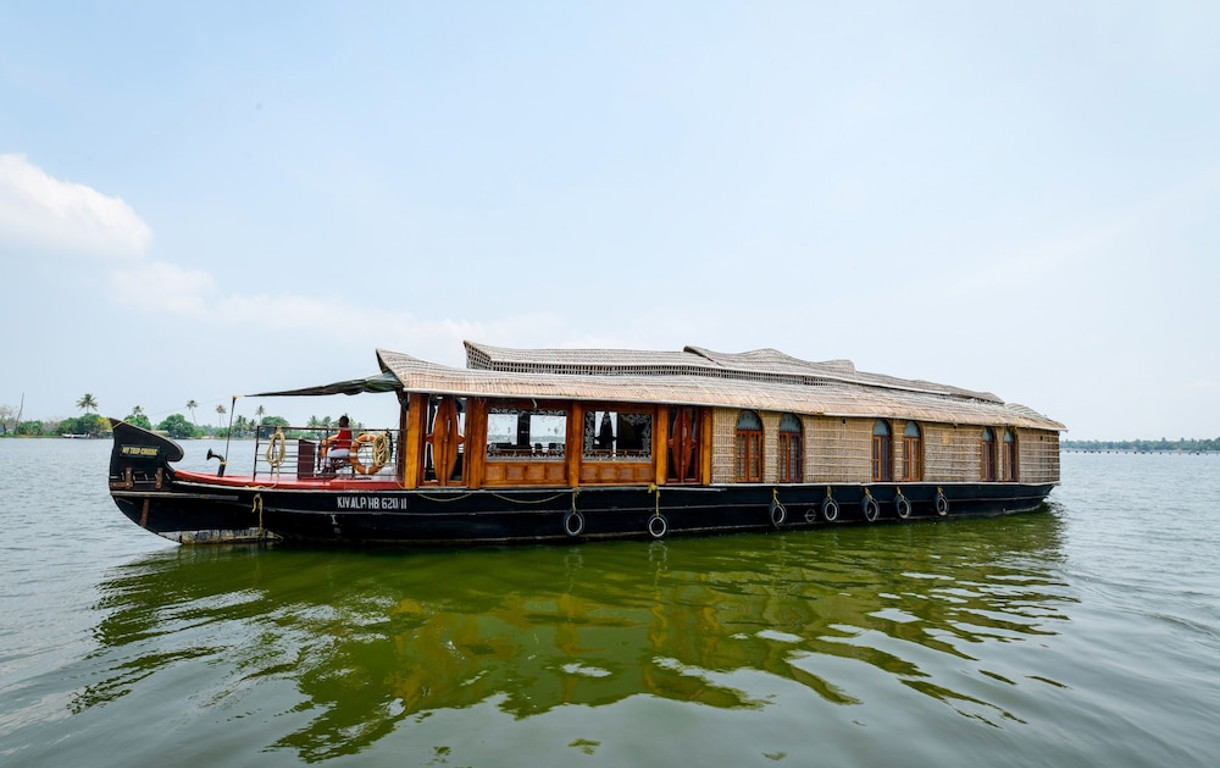 OYO 13525 HouseBoat My Trip Deluxe 3 BHK Private