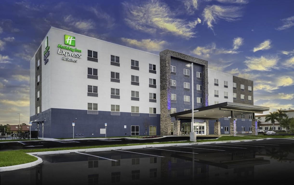 Holiday Inn Express & Suites Fort Myers Airport, an IHG Hotel