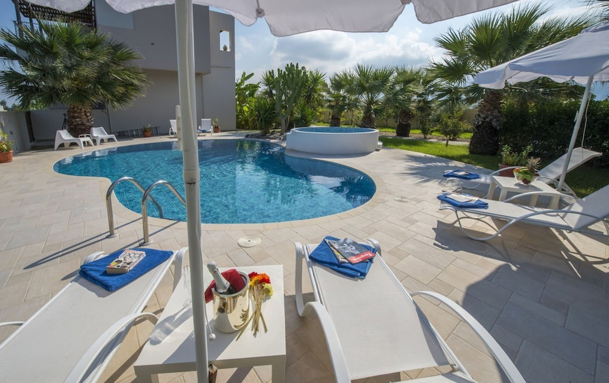 Xenos Villa 2. With 5 Bedrooms , Private Swimming Pool, Near the sea in Tigaki